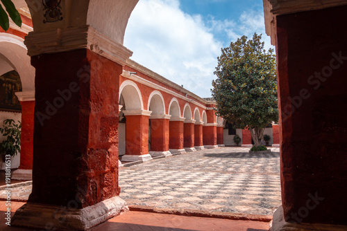 Tableau sur toile Peaceful Courtyard at Santa Catalina Monastery, Arequipa, Peru