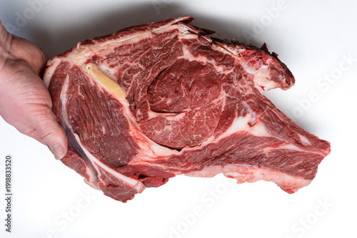 Foto Raw beef ribeye steak held by a hand