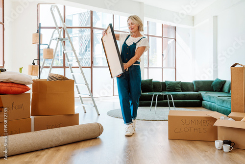 Fotografija Single woman relocating in a new apartment