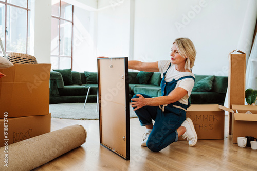 Fényképezés Single woman relocating in a new apartment