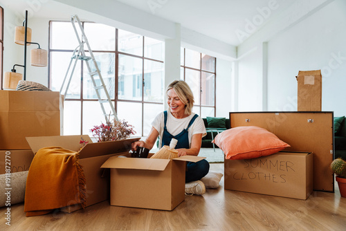 Fényképezés Single woman relocating in a new apartment