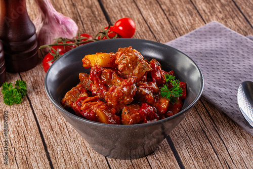 Fotografía Stew Hungarian goulash with beef and vegetables