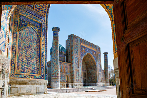 Foto Part of Registan Square in Samarkand, Uzbekistan, a historic architectural ensemble featuring three stunning madrasas