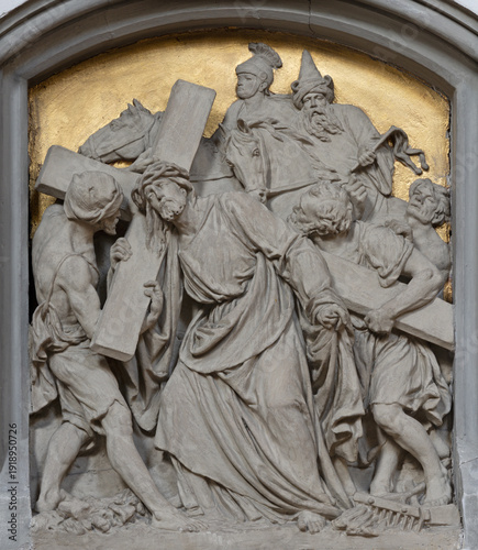 Fotografia BAD REICHENHALL, GERMANY - SEPTEMBER 8, 2025: The stone relief Simon of Cyrene helps Jesus to carry his cross in the church St