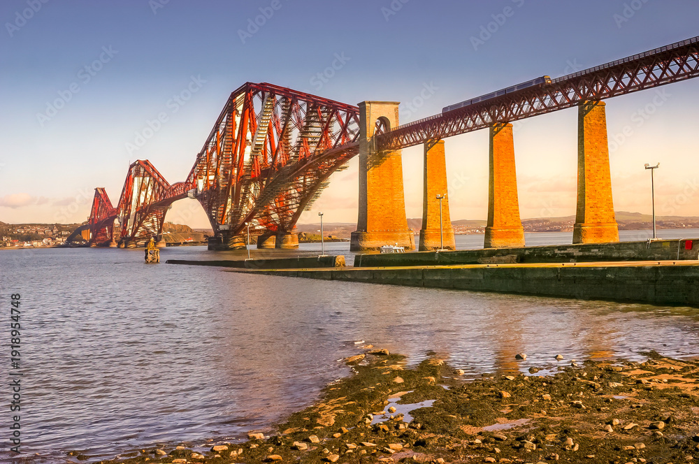 Obraz premium The Forth Bridge in Edinburgh, Inchgarvie and Fife, Scotland