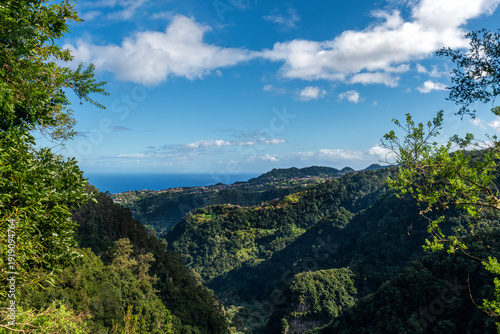 Panorama zielonych gór Madery z widokiem na ocean