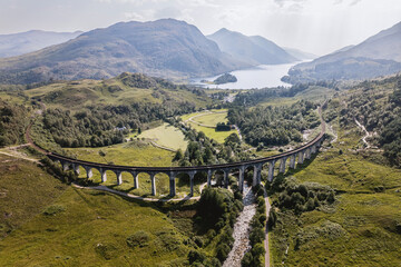 Keuken achterwand Glenfinnanviaduct Luchtfoto van Glenfinnan in de Hooglanden  © 9parusnikov