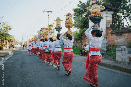 Billede på lærred Mepeed Ritual: A Grand Procession of Balinese Women Carrying Gebogan Offerings