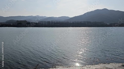 겨울 강물 위로 반사되는 햇살과 잔잔한 물결 풍경 영상