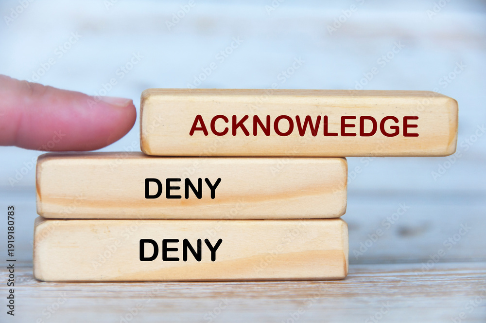Ταπετσαρία Acknowledge and Deny text on wooden blocks highlighting accountability versus avoidance in leadership culture