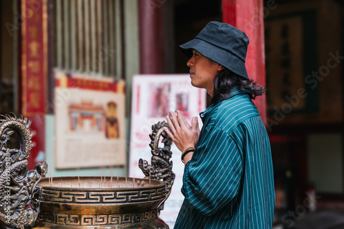 Φωτογραφία Man praying with folded hands at a temple