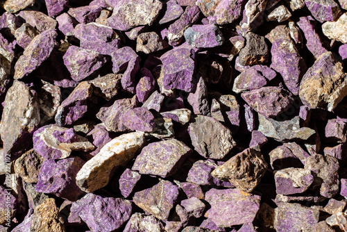 Bild auf Leinwand Raw purple purpurite stones