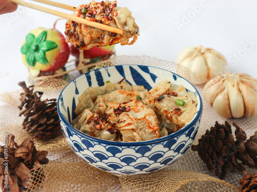 Quadro su tela It's a bowl of Chinese dumplings, drenched in fiery chili oil