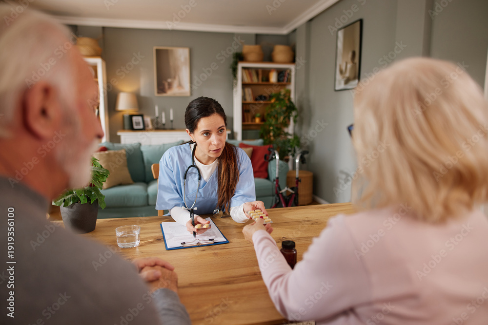 Ταπετσαρία Home health nurse talks to an elderly couple
