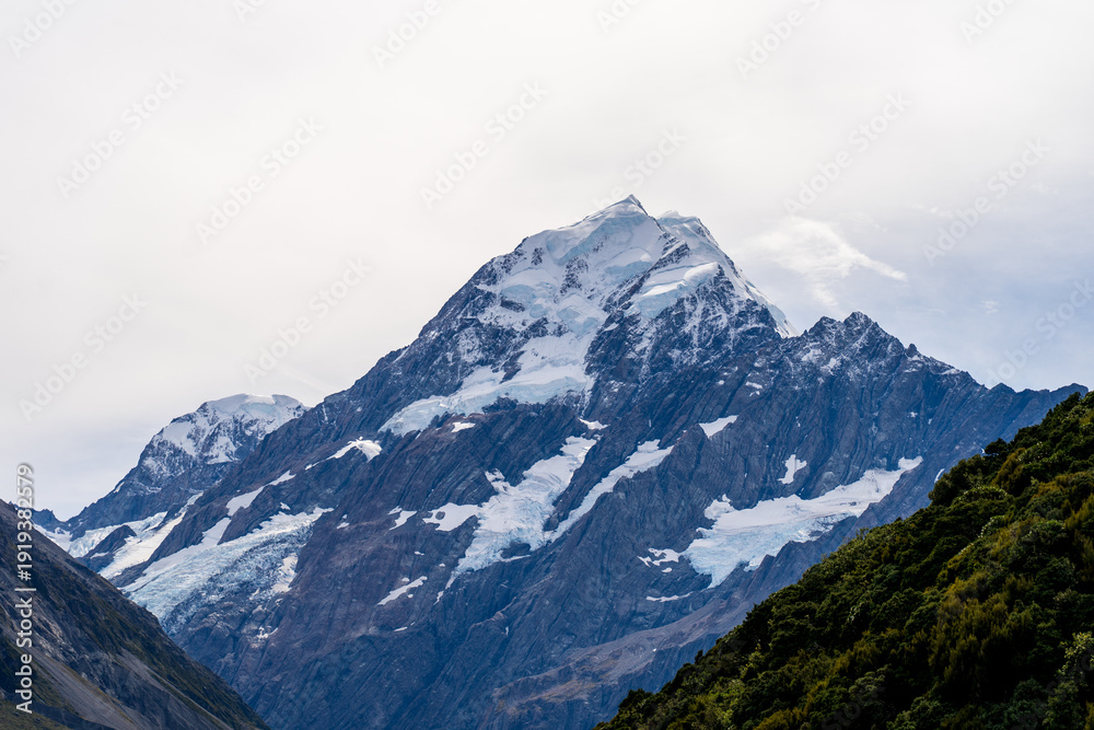 Obraz premium Alpine mountain peak landscape covered in snow