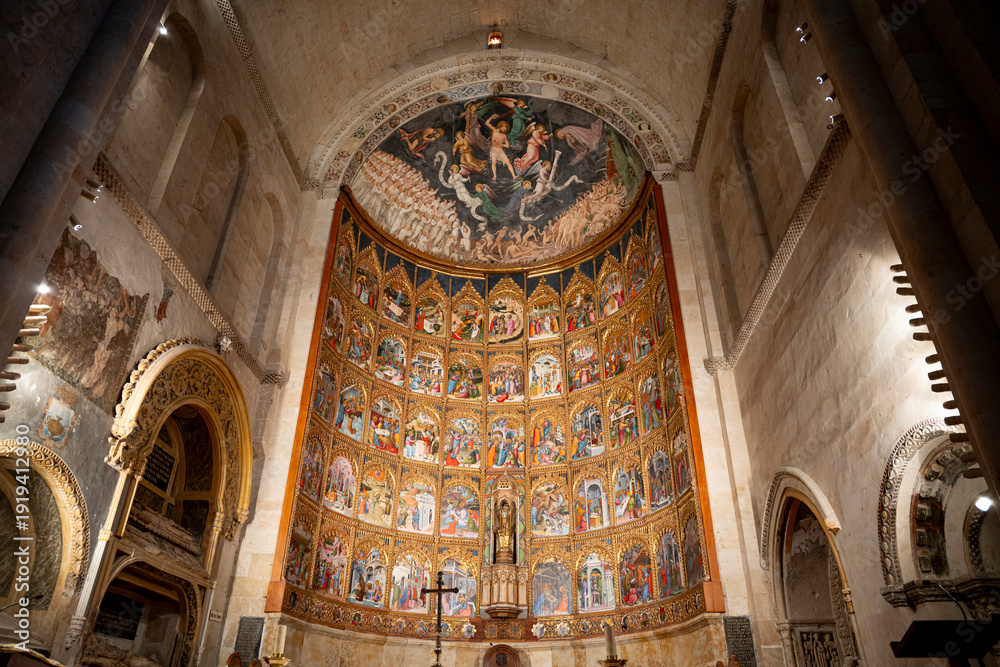 Φωτογραφία Colorful altarpiece inside an old cathedral