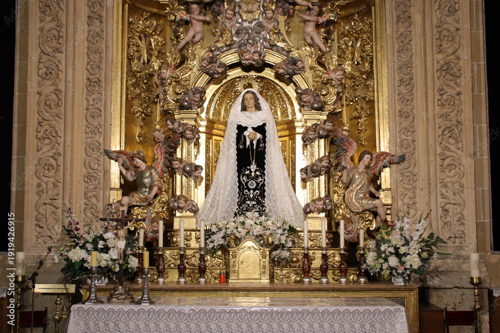 Ταπετσαρία baroque (?) altarpiece in a gothic cathedral in salamanca in spain