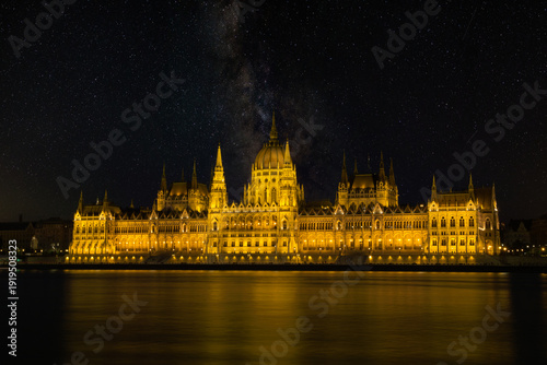 Parlament Budapest mit Sternenhimmel