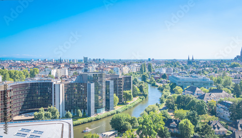 Vue panoramique de Strasbourg depuis la terrasse du Parlement Européen. France.