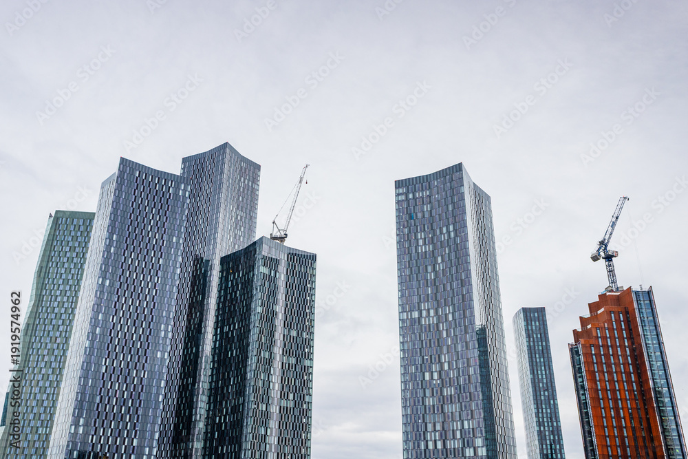 Obraz premium Modern Skyscrapers and Construction Cranes in Manchester