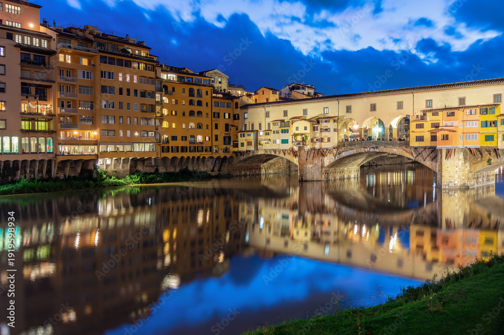 Obraz premium Ponte Vecchio bridge over Arno river at night in Florence, Italy