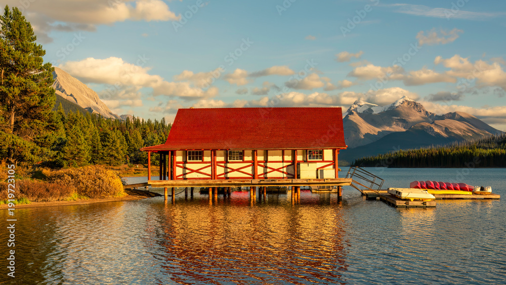 Obraz premium Golden hour light at Maligne Lake in the Jasper National Park 