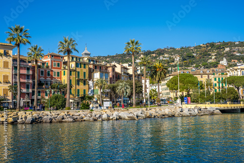 Φωτογραφία Colorful waterfront buildings and palm trees in Rapallo harbor
