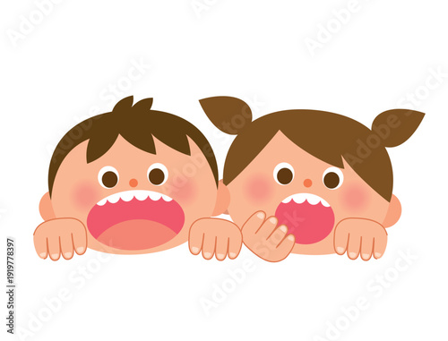 下を覗き込んで驚く子供