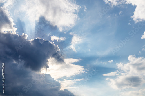 Fotografía Sky replacement blue and white clouds with sun rays
