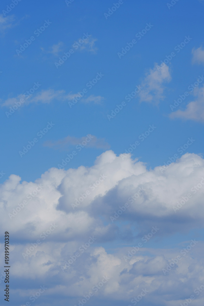 Obraz premium 青空に浮かぶ白い雲