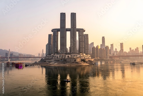 Foto Raffles City Chongqing at Chaotianmen with Yangtze River reflections at sunset