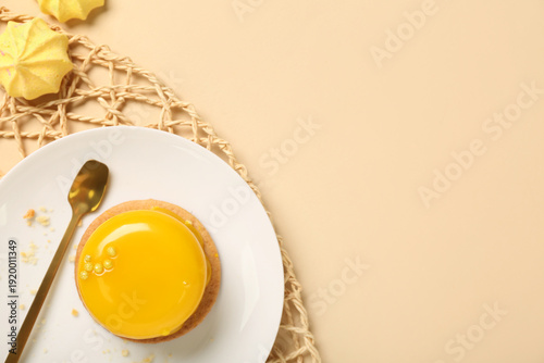 Plate with delicious lemon ...