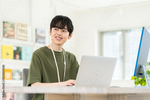 Foto オフィスで働く若いエンジニアの男性