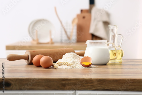 Heap of flour with eggs, wh...