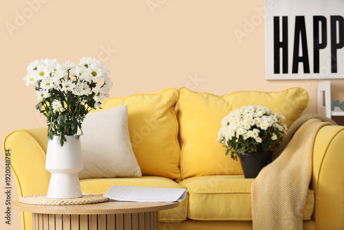 Vase with chrysanthemum flo...