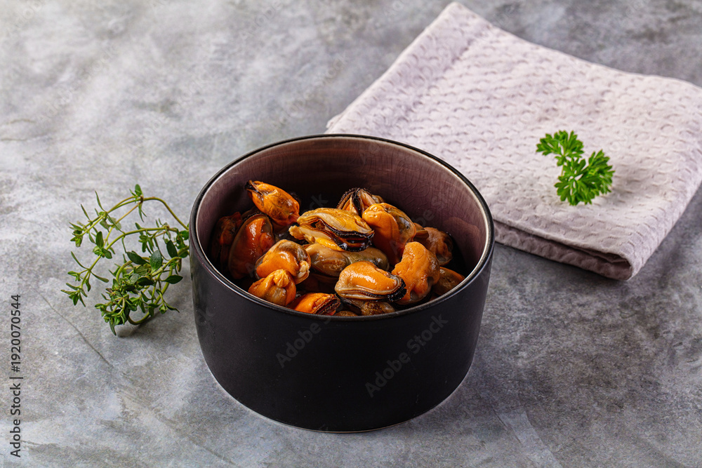 Fototapeta premium Peeled mussels heap in the bowl