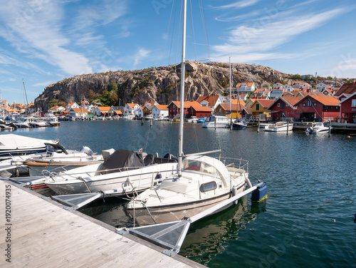 Schilderij op canvas Pleasure boats moored at marina with historic old town and Vetteberget in Fjällb