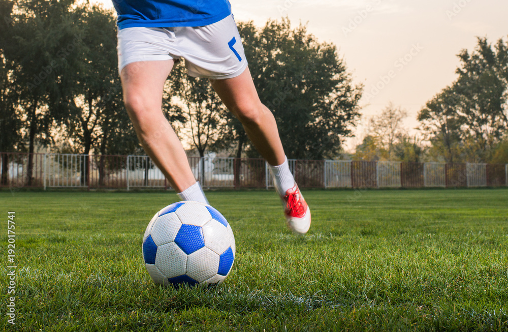 Obraz premium A female soccer player kicking the ball.