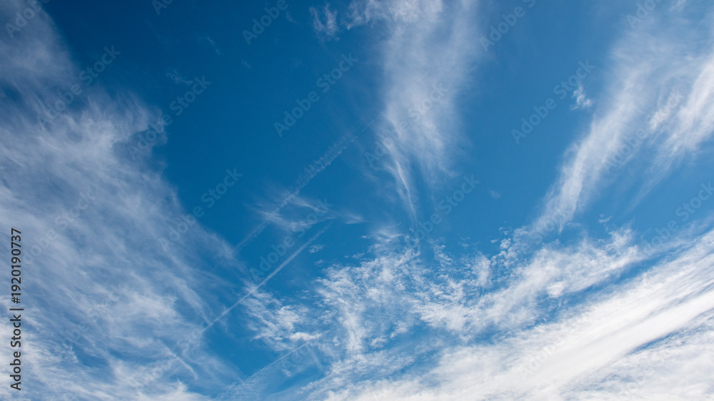 Foto Cielo azul con nubes blancas