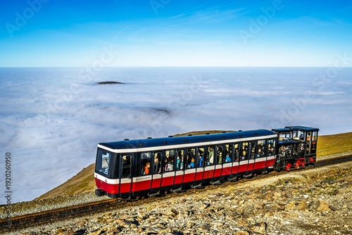 Foto Train on Snowdon Massif, Snowdon Range, Snowdonia, North Wales, UK