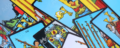 Foto Tarot cards spread on a wooden table for divination and fortune telling