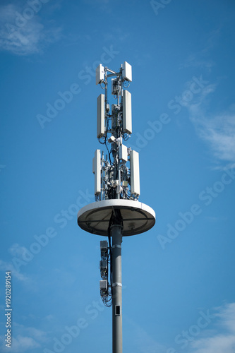 Die Spitze eines Mobilfunkmastes in Nahansicht
