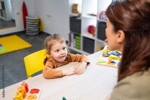 Fotografi Speech therapist working with a young child on articulation and oral motor exerc