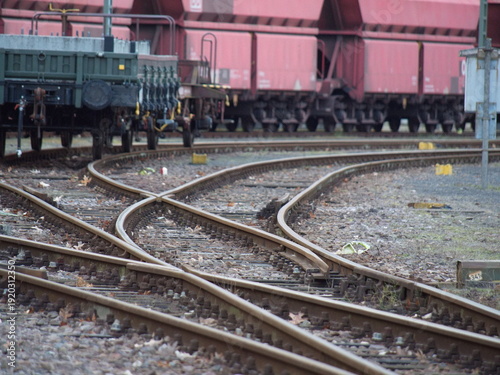 Konstfotografi freigFreight railway wagons stand on multiple tracks in a shunting yard, forming an industrial scene of rail transport and logistics