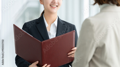 Konstfotografi 資料を使って説明を行うビジネスウーマン, Businesswoman explaining documents during a meeting