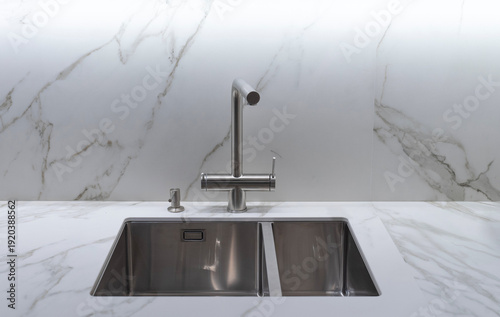 Konstfotografi Modern undermount double kitchen sink with integrated soap dispenser
