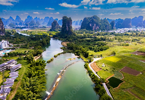 Cuadro en lienzo View of Yulong River with karst peaks near Yangshuo, China