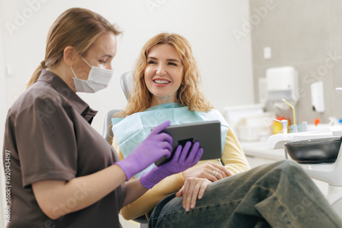 Canvas Print Doctor use tablet computer in stomatology