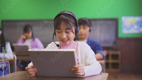 タブレットを使って授業を受ける小学生