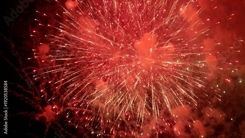 Canvastavla scarlet fireworks brighten midnight sky scene, dynamic crimson pyrotechnics illu